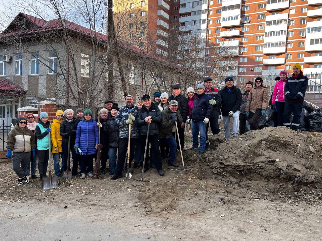 Сотрудники Счетной палаты Республики Бурятия провели уборку территории, прилегающей к зданию палаты